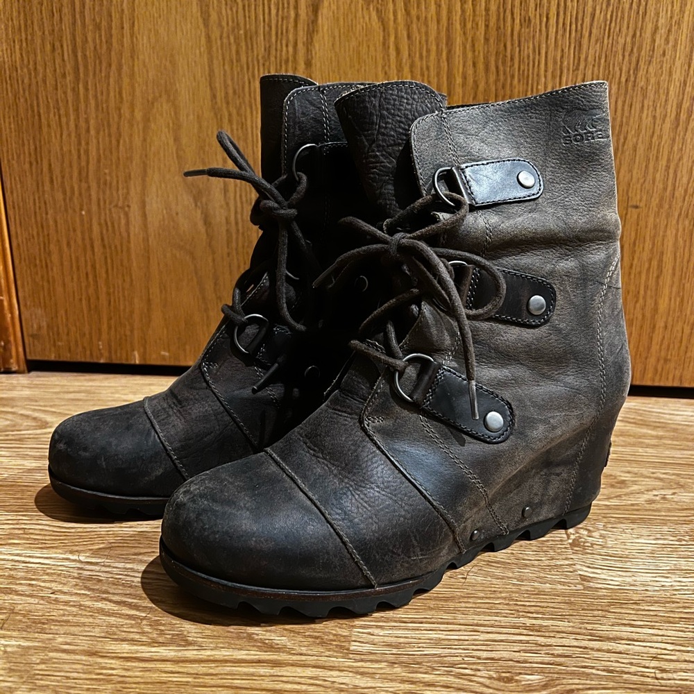 Sorel Joan of Arctic Wedge Mid - Distressed Leather Lace-Up Boots - Size 9